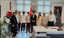 İLÇE MİLLİ EĞİTİM MÜDÜRÜMÜZ LGS ŞAMPİYONUMUZU ÖDÜLLENDİRDİ